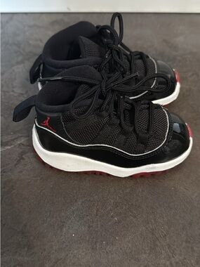 Jordan Toddler Sneakers in Black, Red & White